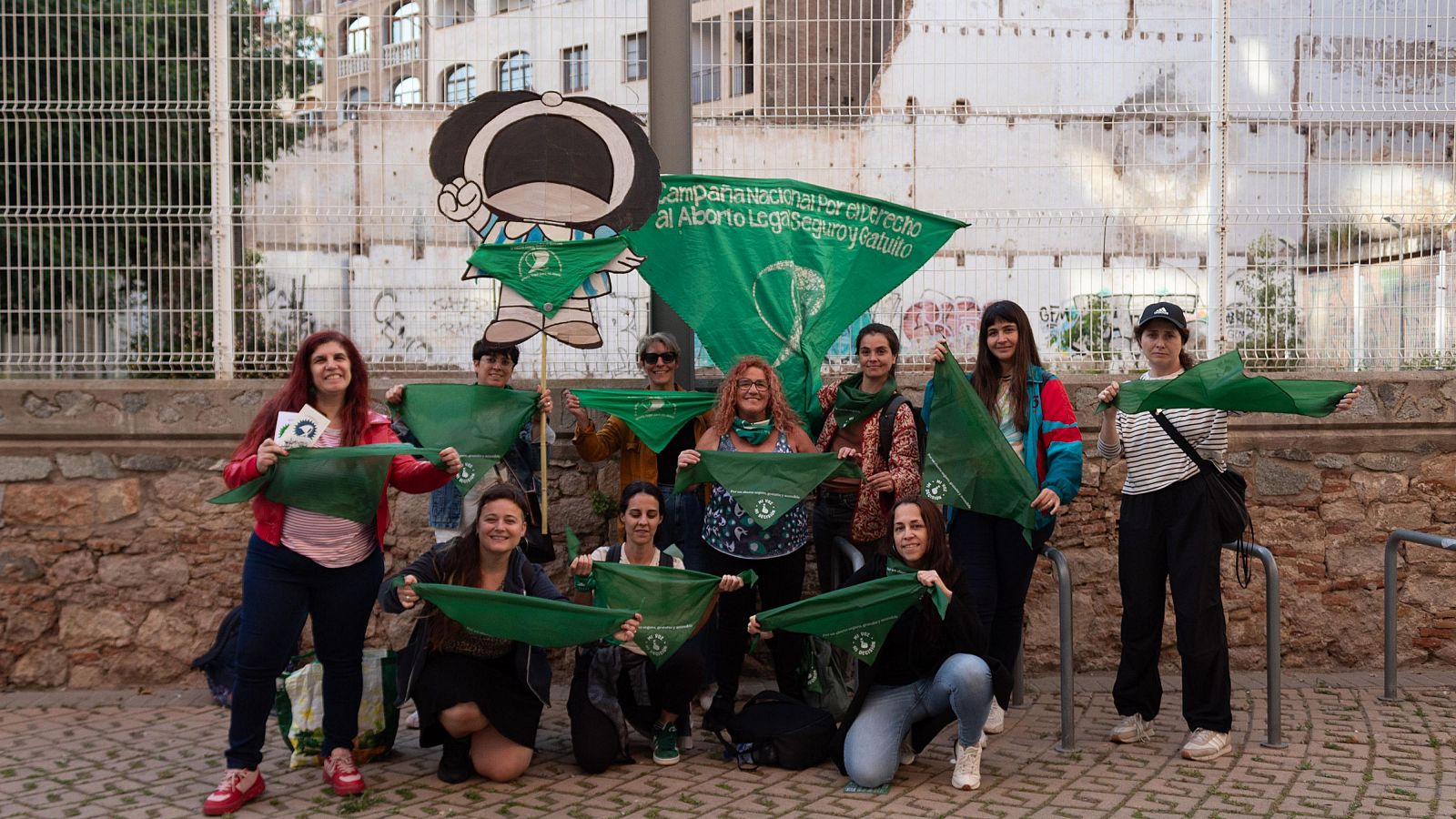 Activistas de "Mi Voz, Mi Decisión" en Barcelona, durante la campaña de recogida de firmas