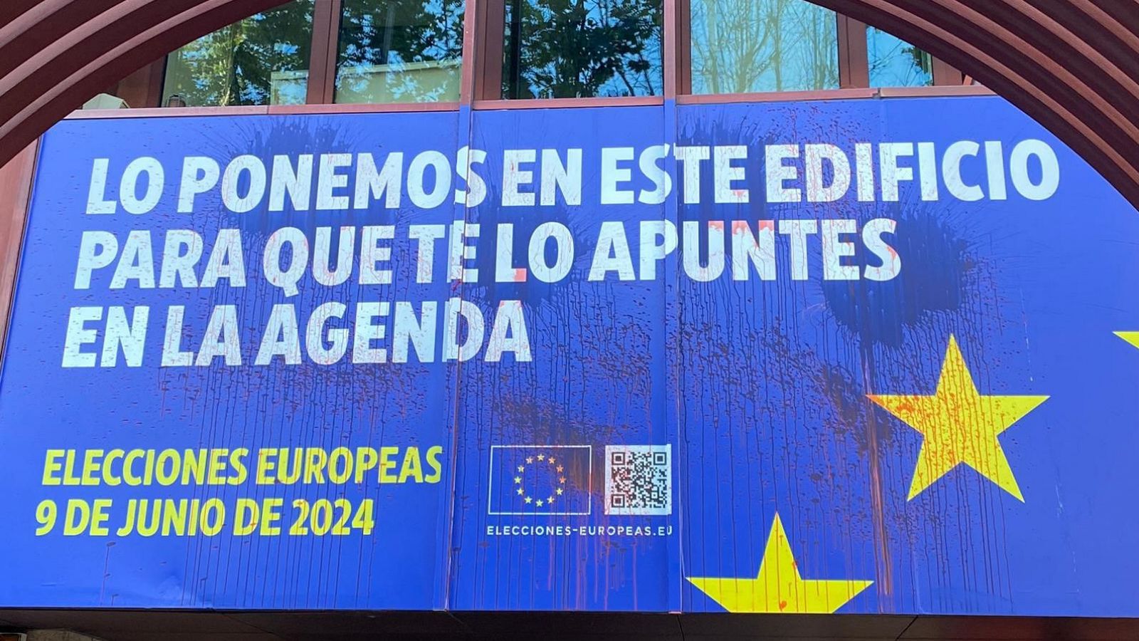 La sede del Parlamento Europeo en Madrid amanece con pintura roja
