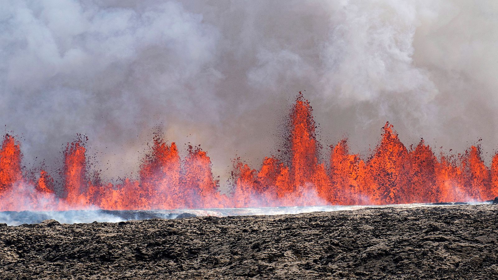 Las plumas de lava de la nueva erupción en la península de Reykjanes