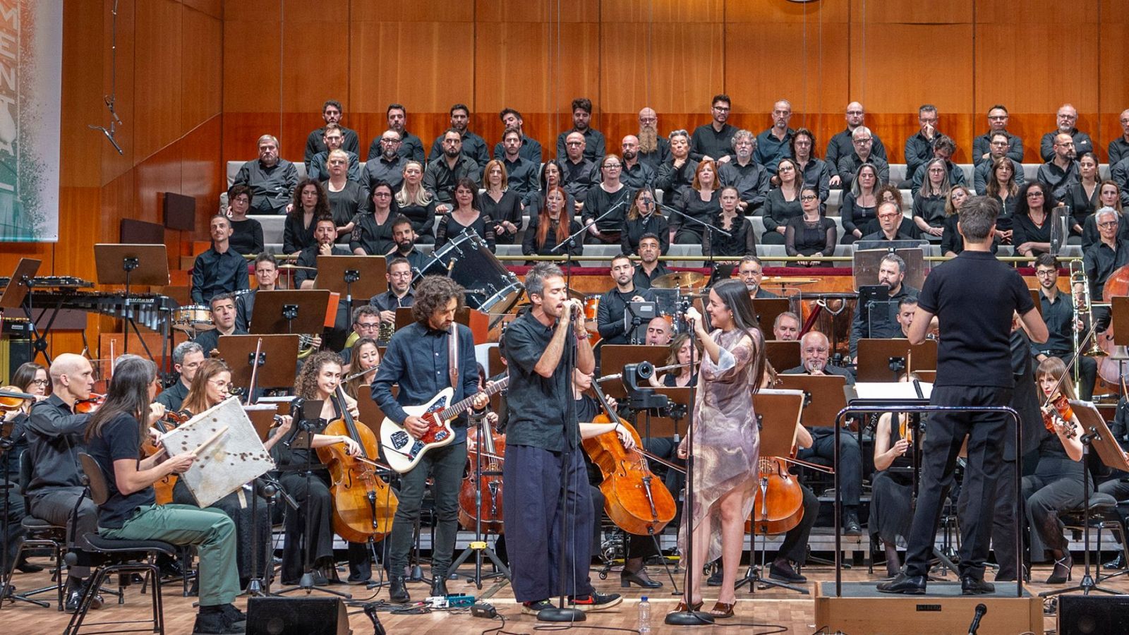 Vetusta Morla y Valeria Castro interpretan "Copenhague" junto a la Orquesta Sinfónica y Coro RTVE.