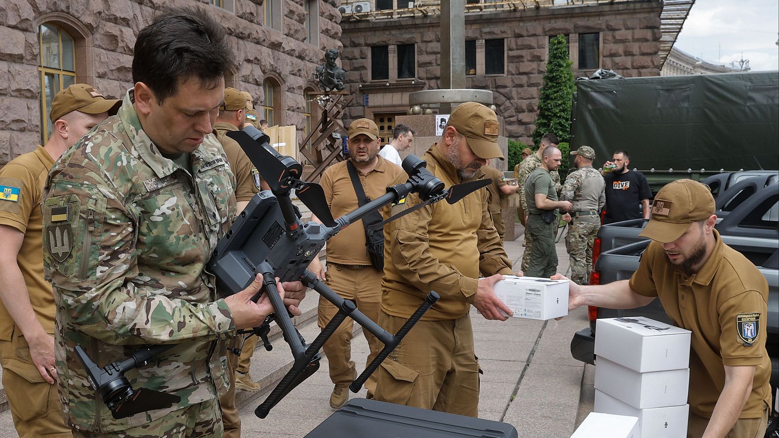Un militar ucraniano revisa un dron durante la ceremonia de entrega de automóviles y drones a militares en el centro de Kiev