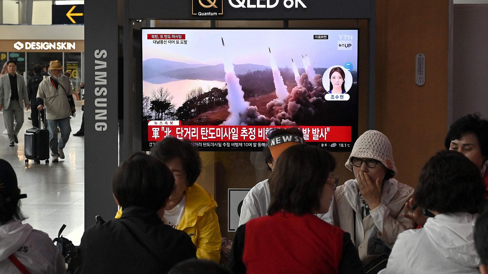 Una pantalla de televisión con imágenes de archivo de pruebas de misiles norcoreanos