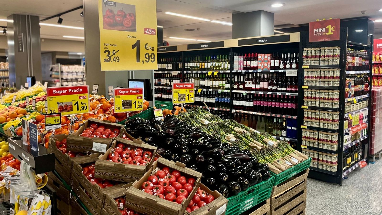 Interior de un supermercado, sección de frutas y verduras