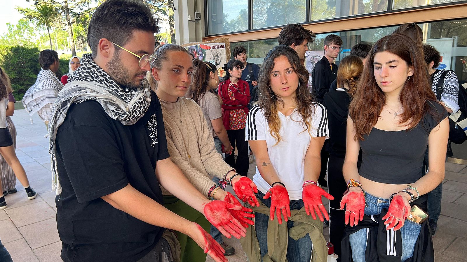 Alumnes de la UAB protesten a les portes del Rectorat de la universitat