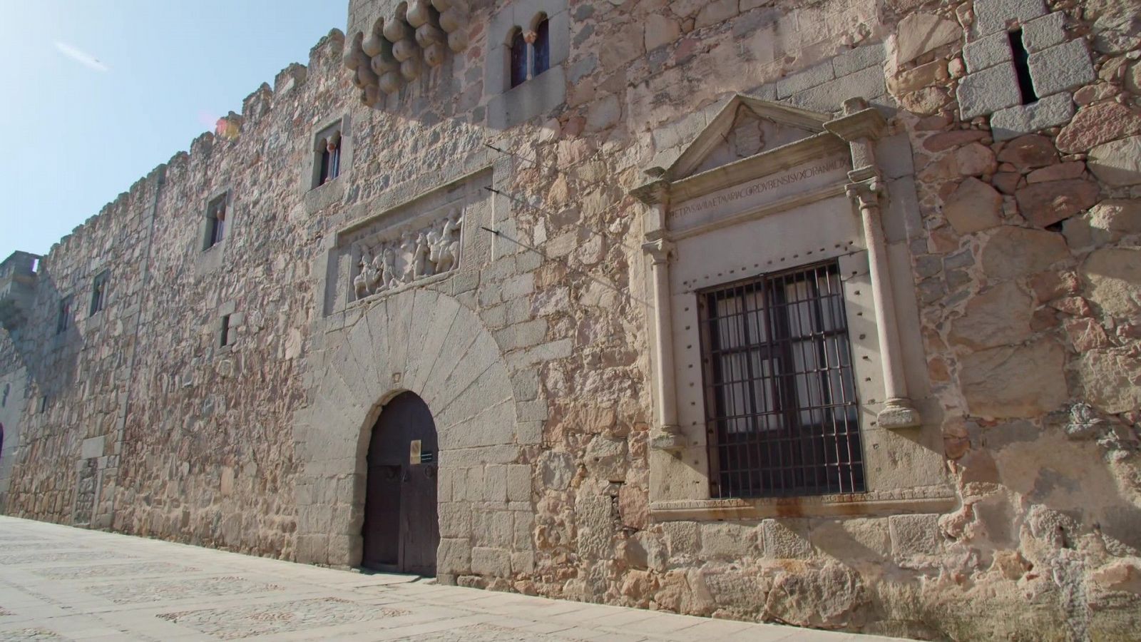 El Misterio del Palacio de los Dávila: la puerta oculta y los verracos vetones