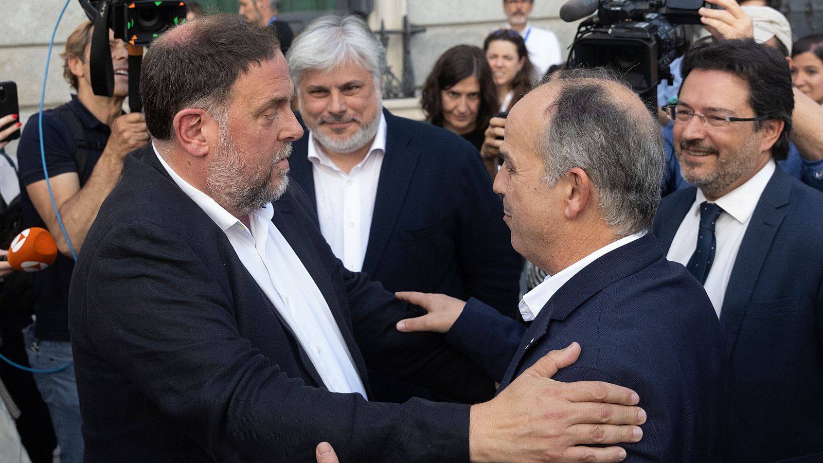 El president d'ERC, Oriol Junqueras, s'abraça amb el secretari general de Junts, Jordi Turull, després de l'aprovació de la llei d'amnistia al Congrés