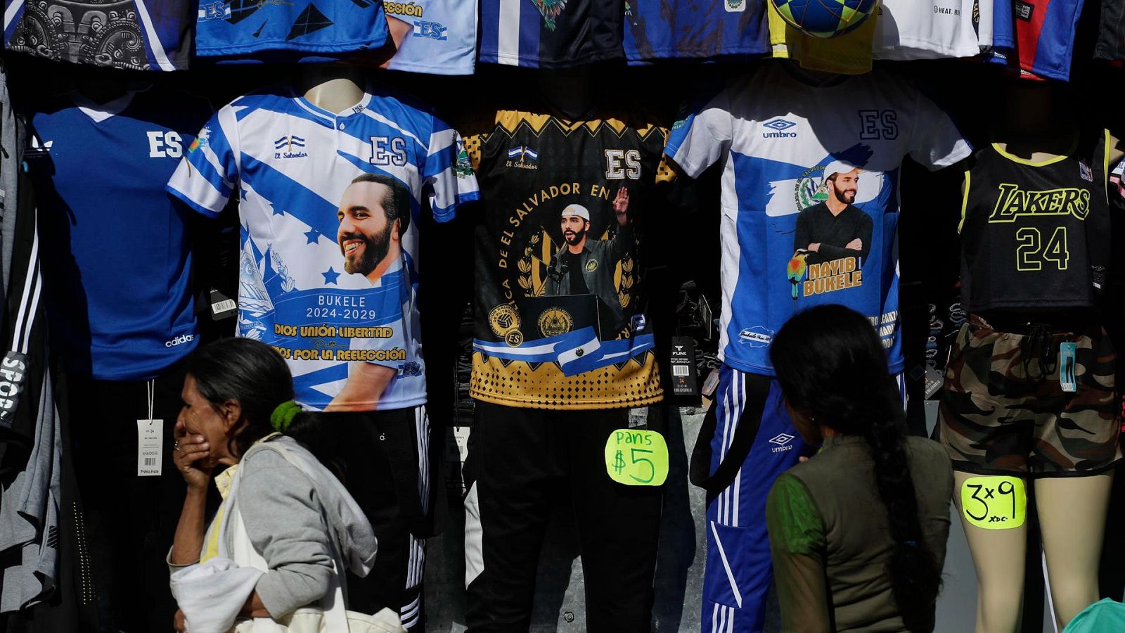 Fotografía de camisetas a la venta con la imagen del presidente de El Salvador, Nayib Bukele