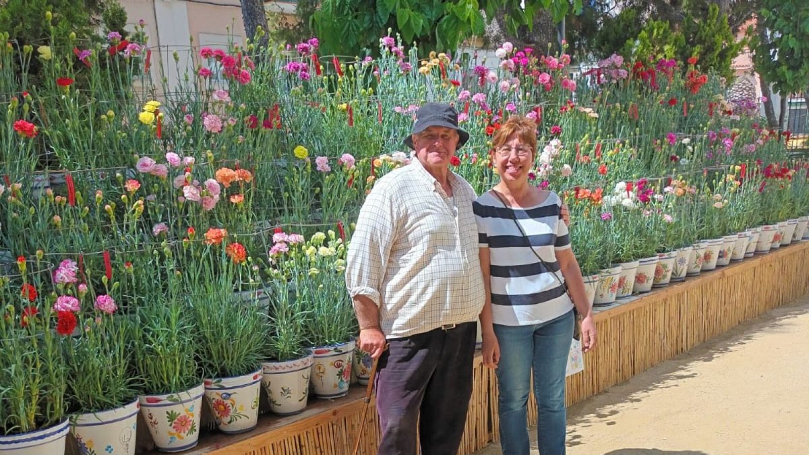 Joan Comas y su esposa María Dolors junto a sus claveles