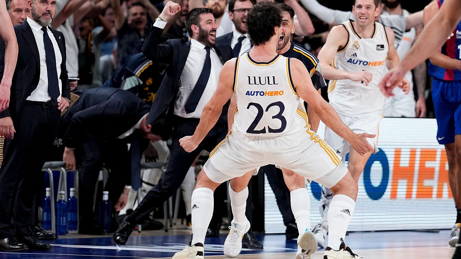 Sergi Llull anota un triple en las semifinales Real Madrid - FC Barcelona.