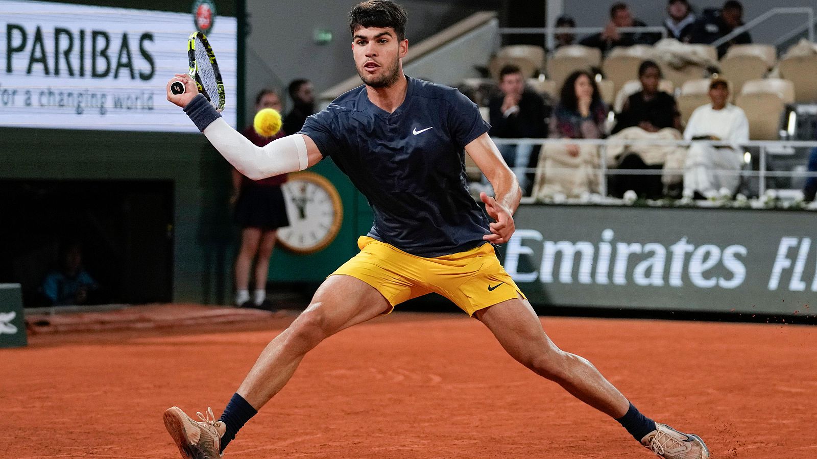 Carlos Alcaraz se impone a Korda en Roland Garros 2024.