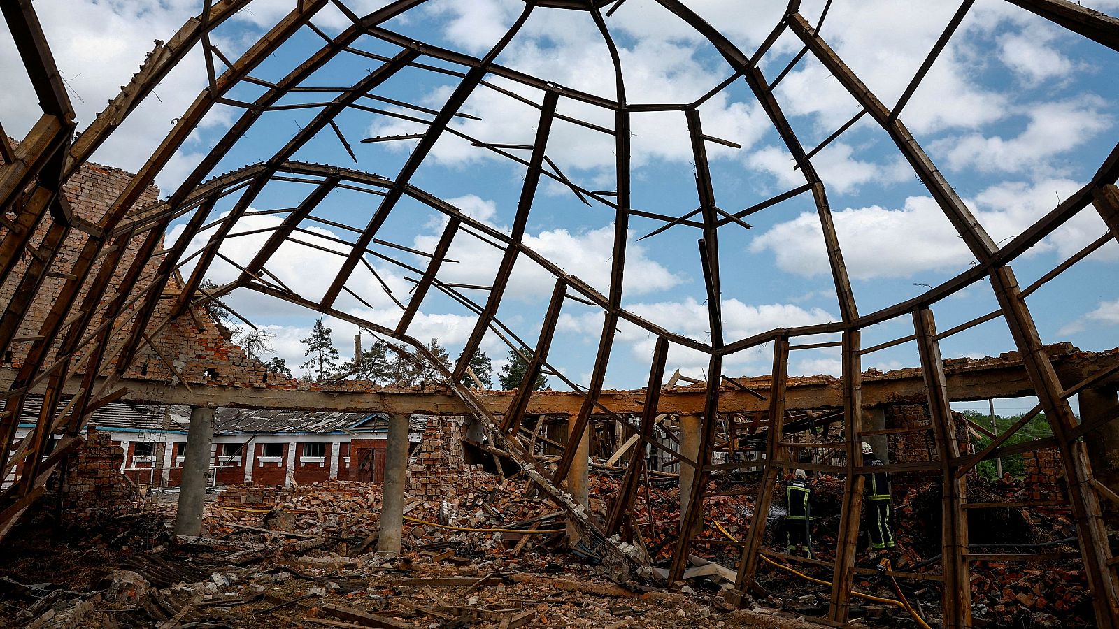 Una escuela destruida por los ataques rusos en la localidad ucraniana de Mala Danylivka