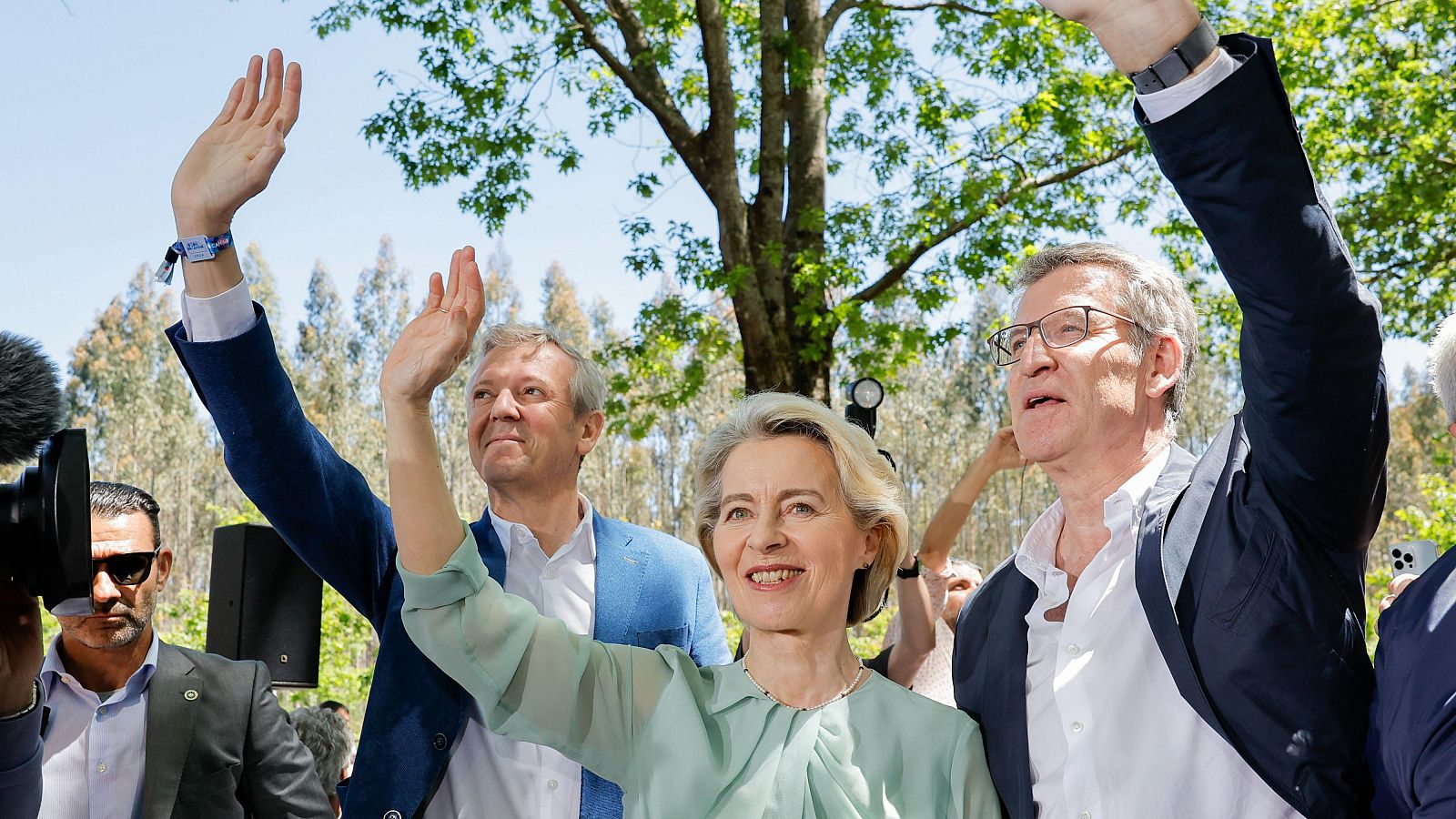 a presidenta de la Comisión Europea, Ursula von der Leyen (c), con el presidente del Partido Popular Alberto Núñez Feijóo (d)