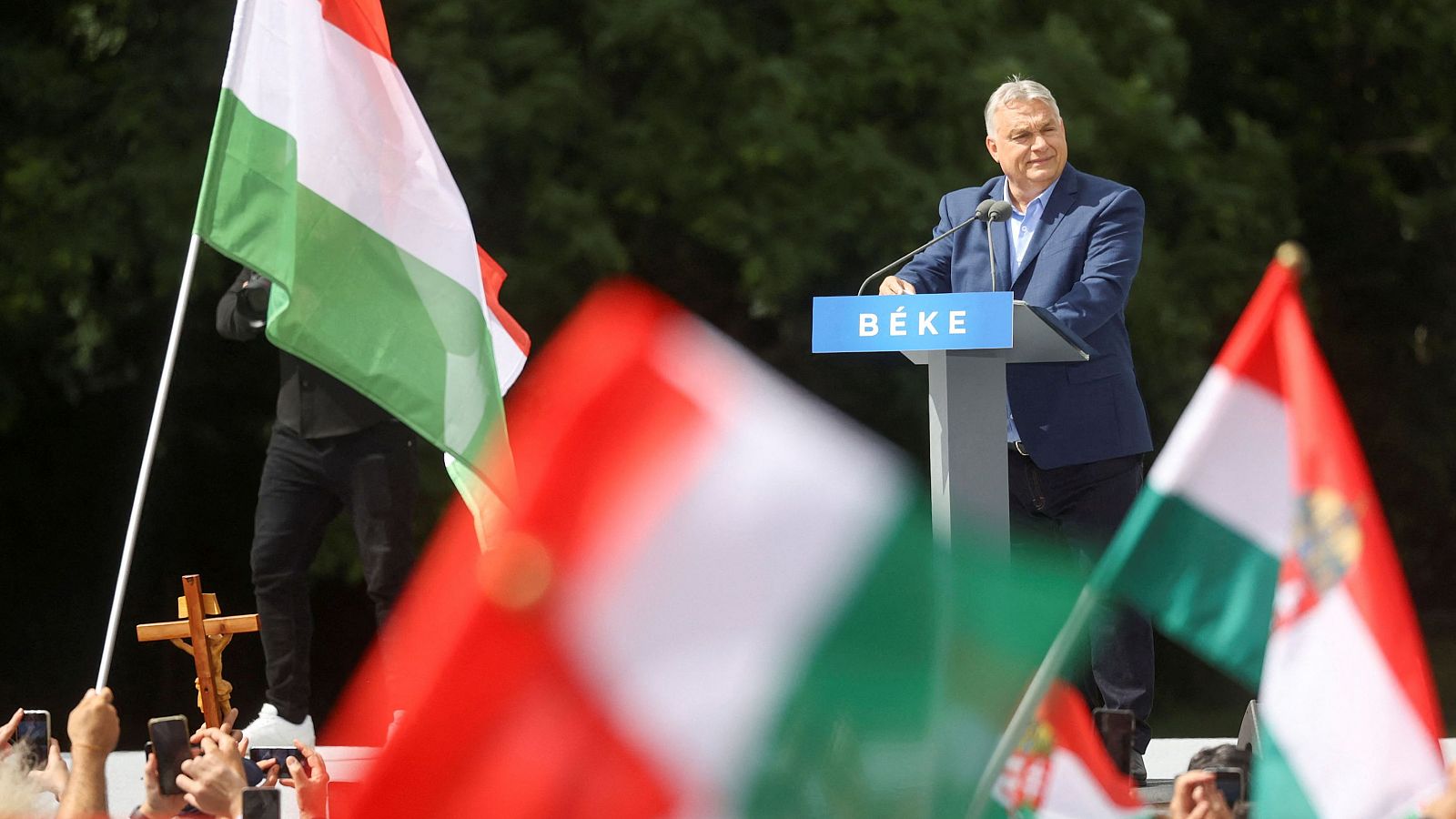 Miles de personas marchan en Hungría en apoyo a Orbán antes de las europeas
