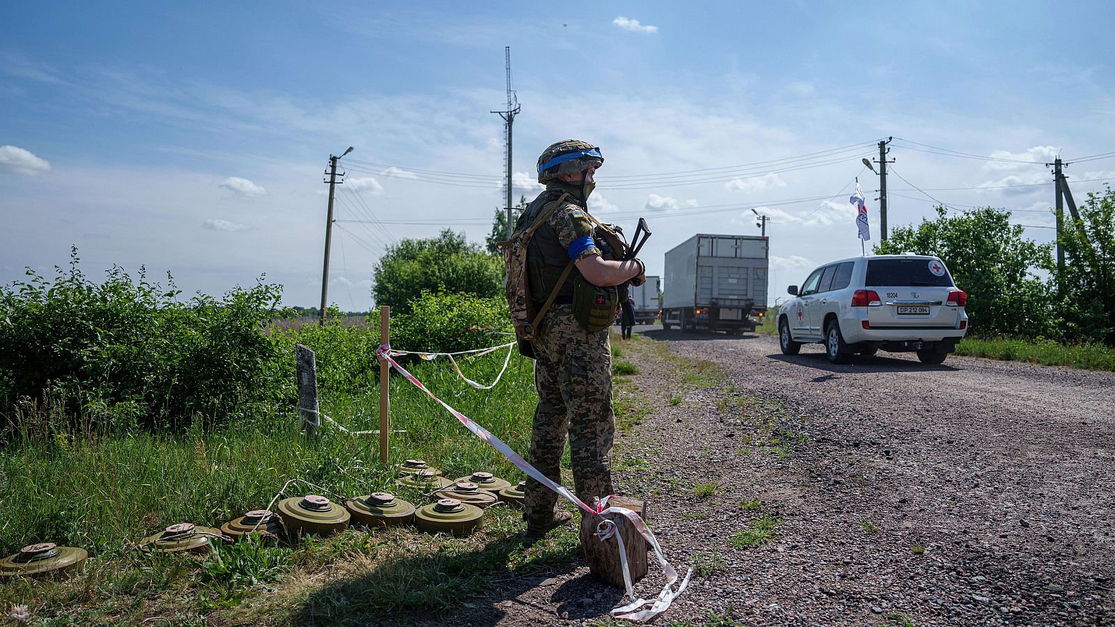 Un soldado ucraniano vigila el paso de camiones en la región de Sumi que repatrían los cuerpos de soldados rusos muertos en combate