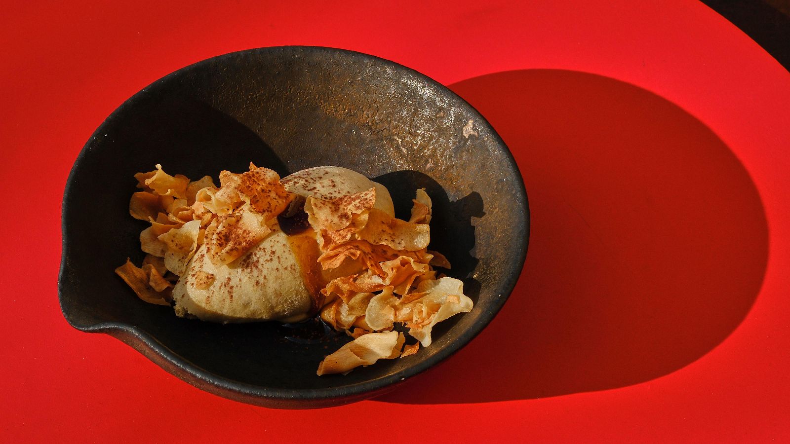 Receta de helado de topinambo, chips de topinambo y sirope de café