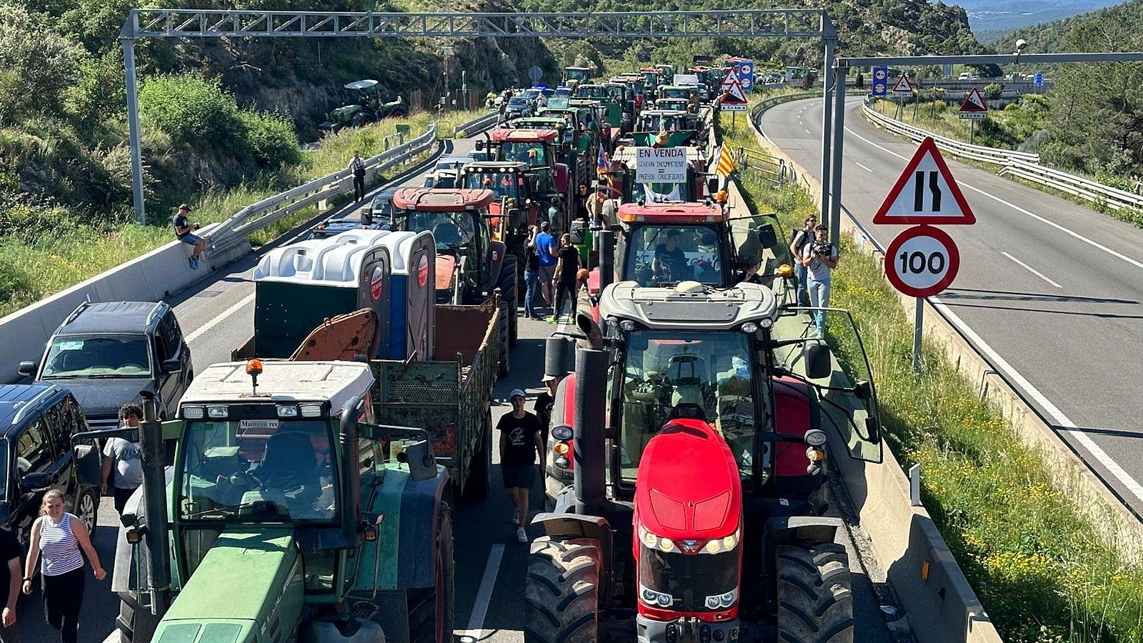 Els pagesos reactiven les protestes amb l'objectiu de fer sentir la seva veu a Europa en plena campanya electoral.