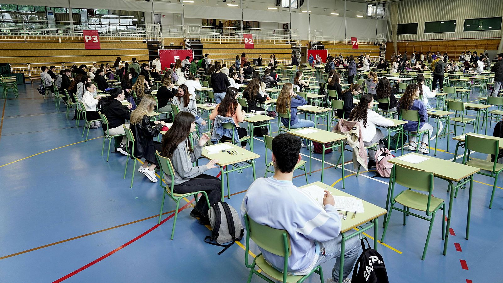 EBAU 2024: estudiantes durante el primer día de la EBAU 2024 en el polideportivo de la Universidad de la Rioja