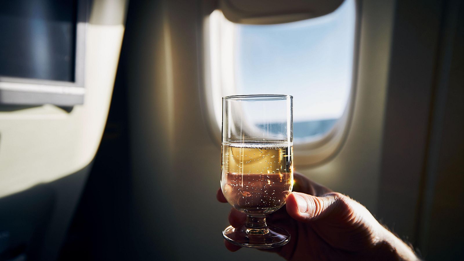 Dormir después de beber alcohol durante un vuelo podría ser perjudicial para el corazón