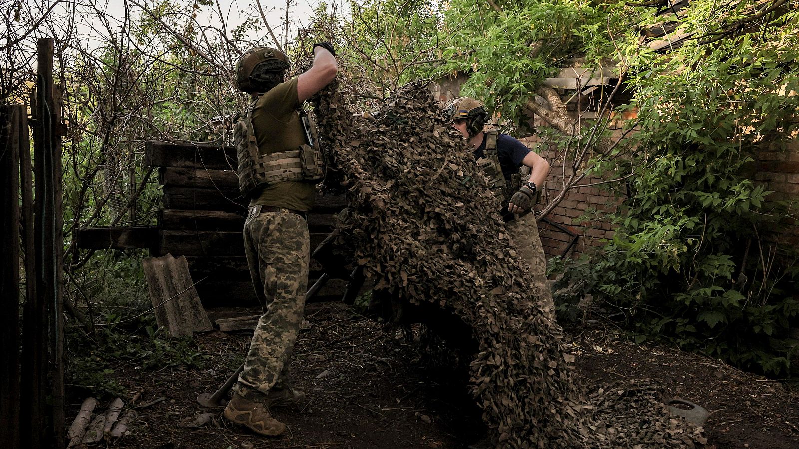 Soldados ucranianos de la 24.ª Brigada Mecanizada se preparan para disparar un mortero en un lugar no revelado en la región de Donetsk