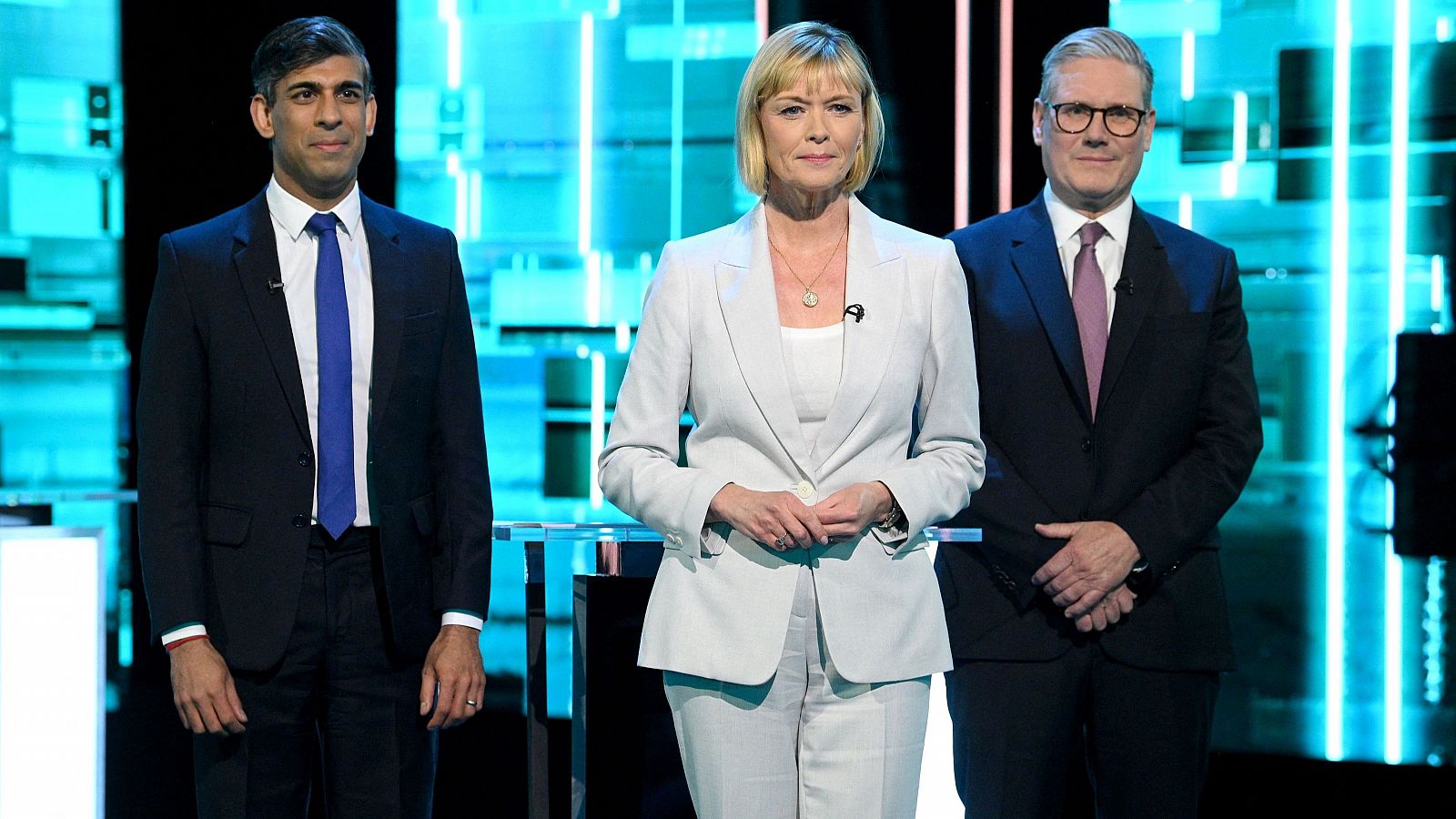 El primer ministro británico, Rishi Sunak, junto a la presentadora del debate y el líder laborista, Keir Starmer