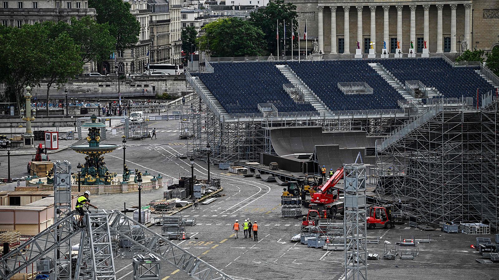 Trabajadores llevan a cabo labores de instalación en el Parque Urbano La Concorde de cara a los próximos Juegos Olímpicos