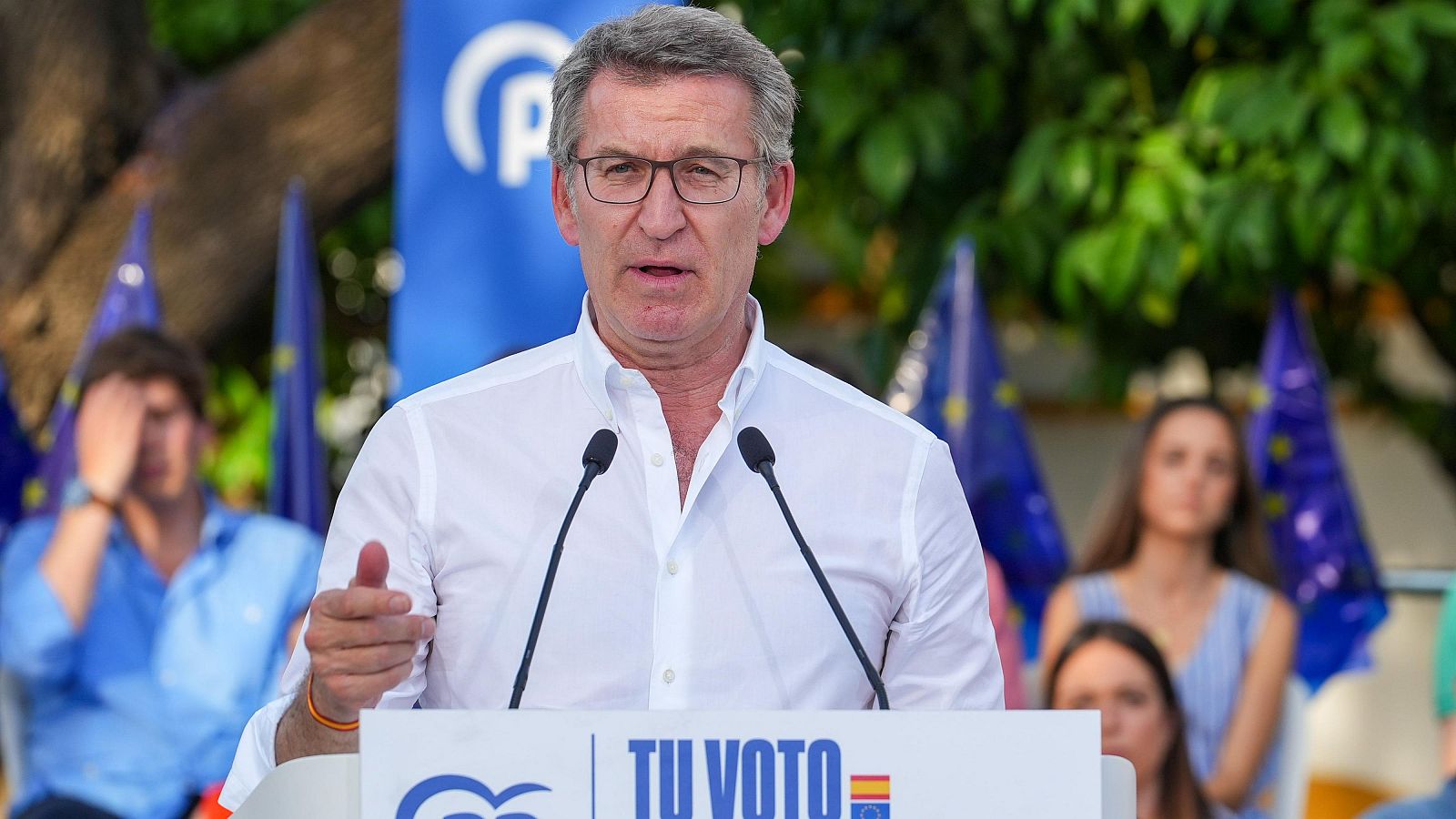 El presidente del PP, Alberto Núñez Feijóo, interviene en un acto de campaña en Sevilla