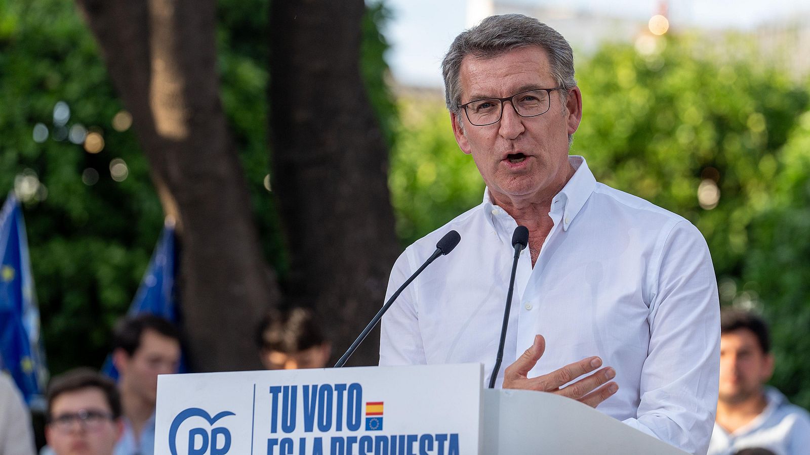 El presidente del PP, Alberto Núñez Feijóo, en un acto electoral en Sevilla