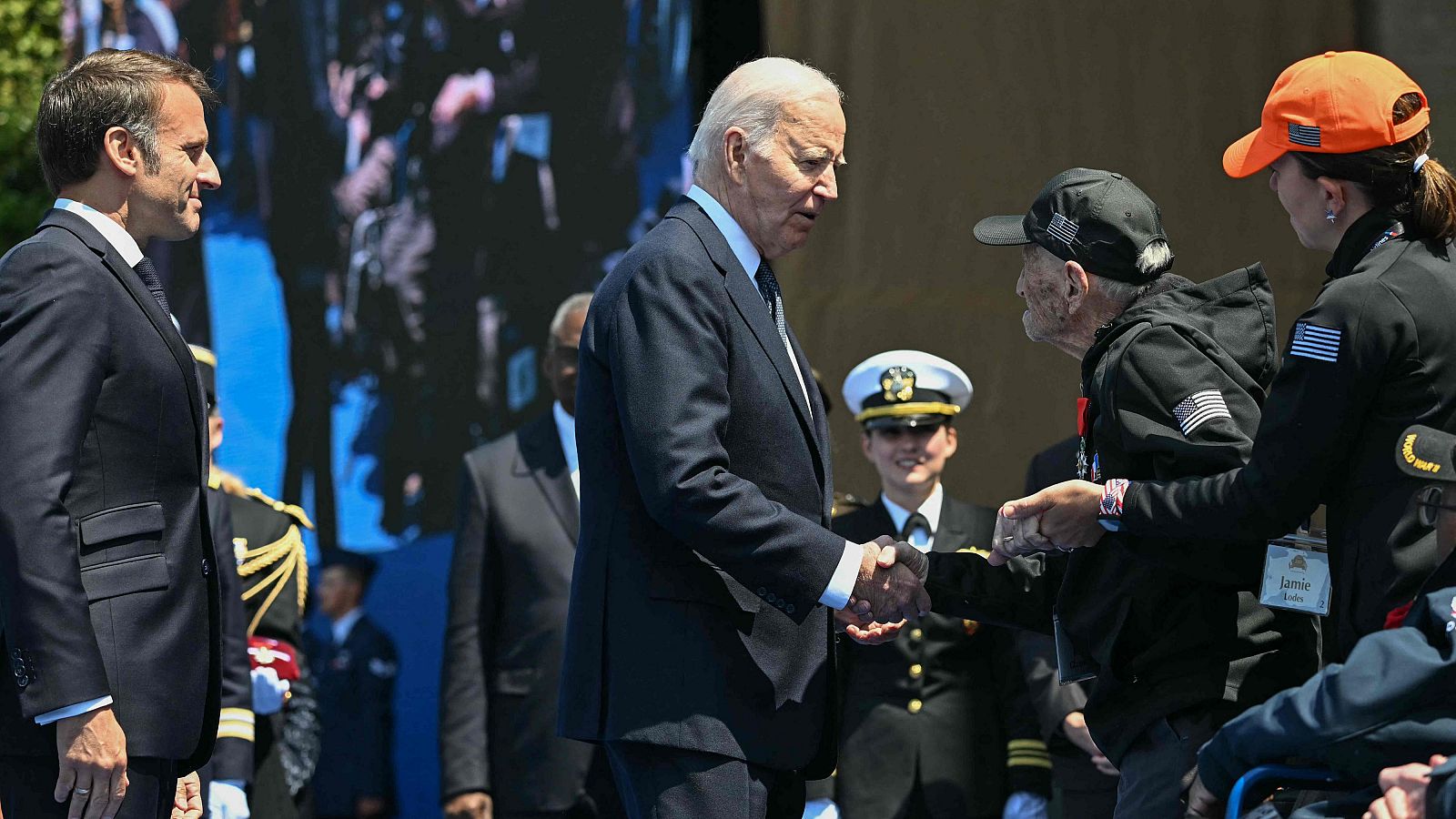 Los presidentes de Francia, Emmanuel Macron, y de Estados Unidos, Joe Biden, en la ceremonia en Normandía del 80 aniversario del Día D.