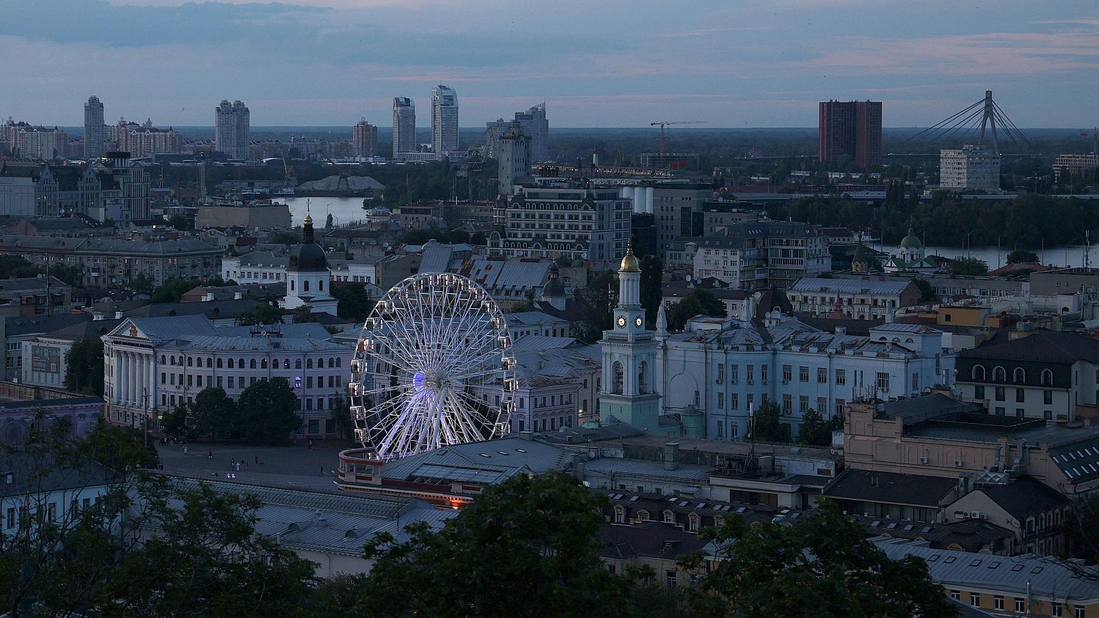 Vista de la ciudad de Kiev tras sufrir un apagón por los ataques rusos contra su infraestructura energética
