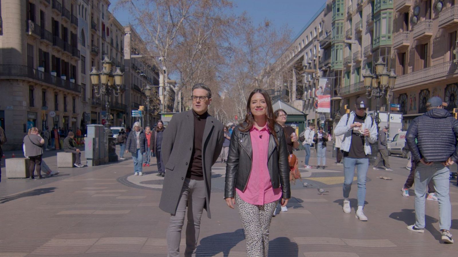 La Nerea Sanfe passejant amb un convidat a la Rambla de Barcelona