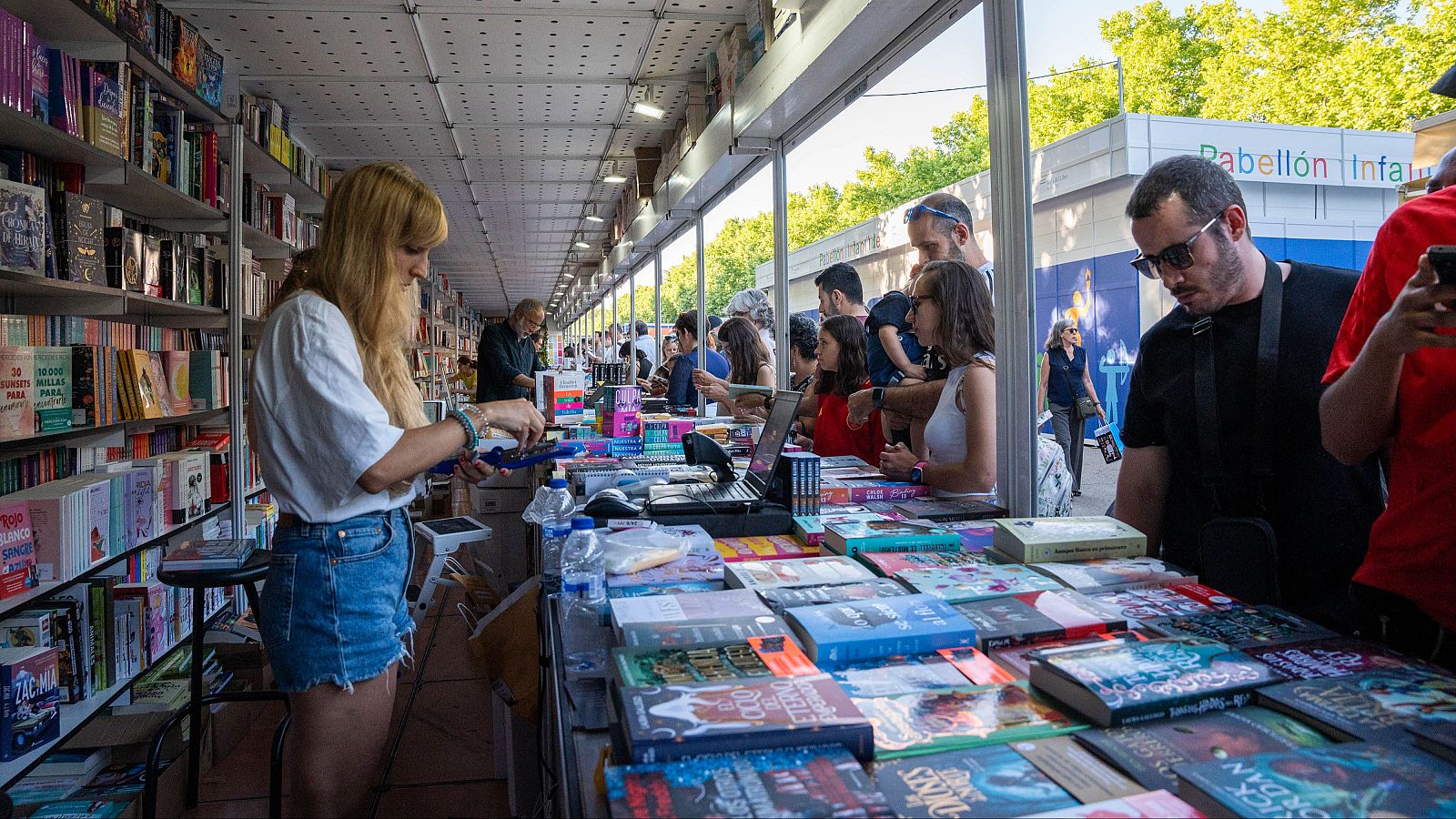 Ambiente durante la 83ª edición de la Feria del Libro de Madrid