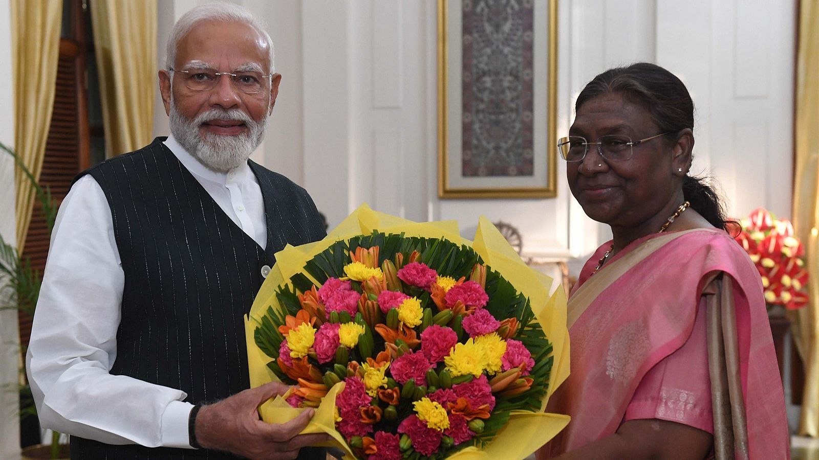 Narendra Modi con Droupadi Murmu, presidenta de la India