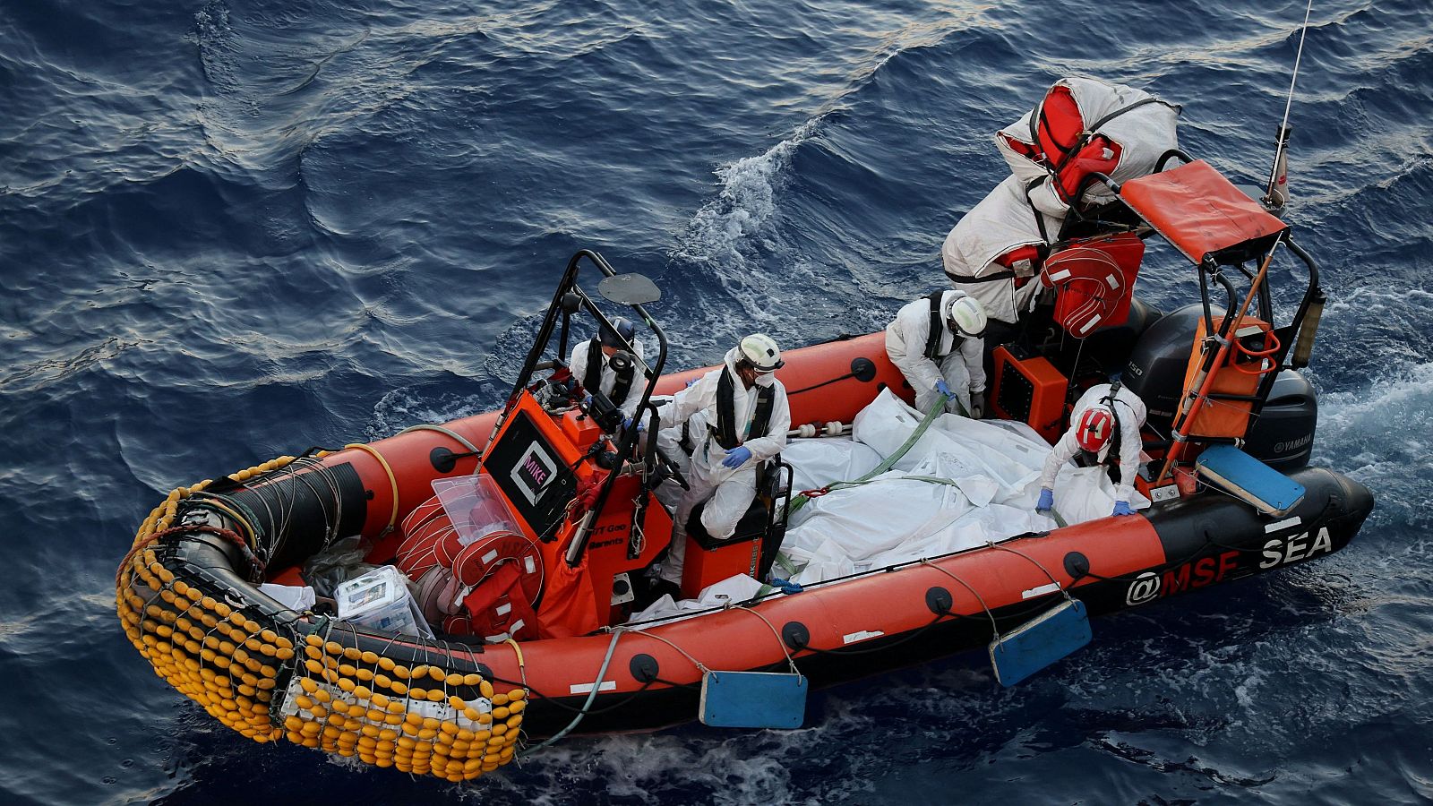 Los quipos de MSF navegando en el barco con 11 cuerpos sin vida de migrantes recuperados del mar Mediterráneo.