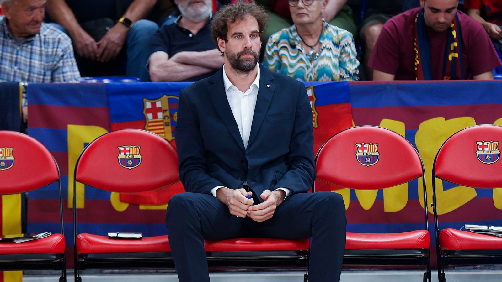 Roger Grimau, en el banquillo del Barça de baloncesto