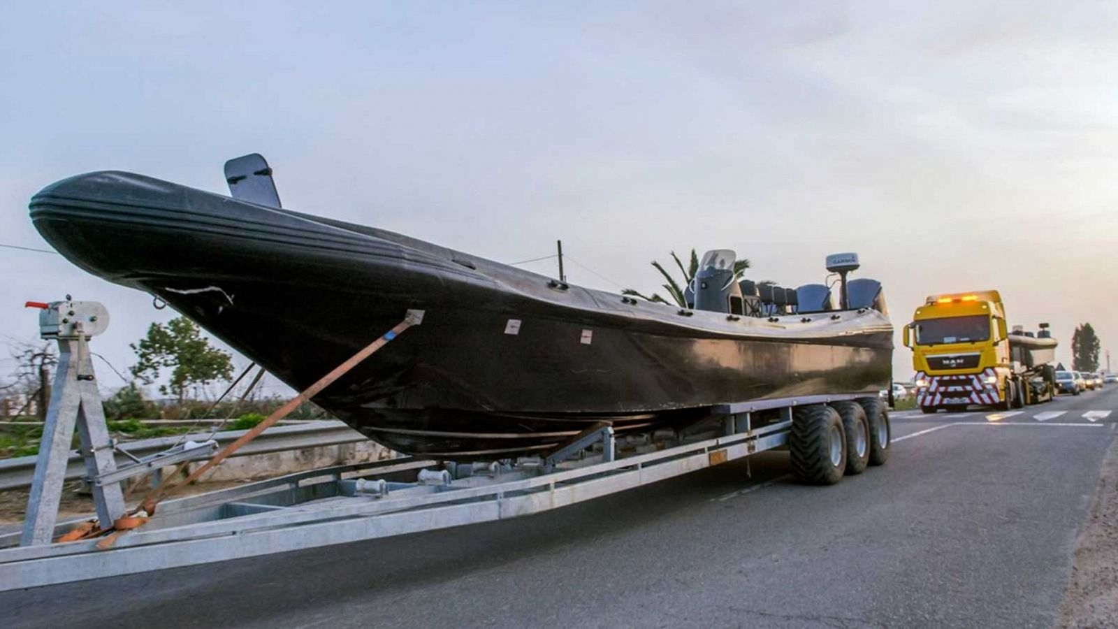 Fallece un fugitivo tras una persecución entre una narcolancha y las fuerzas aduaneras en Barbate