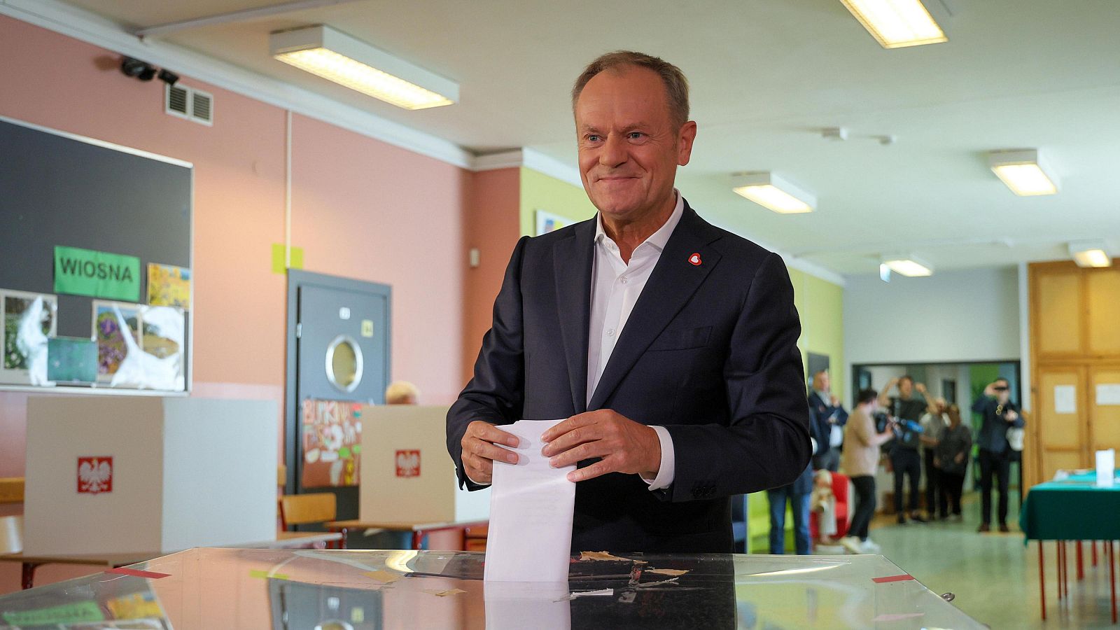 El primer ministro polaco, Donald Tusk, vota en un colegio electoral de la escuela primaria n.º 12 de Varsovia