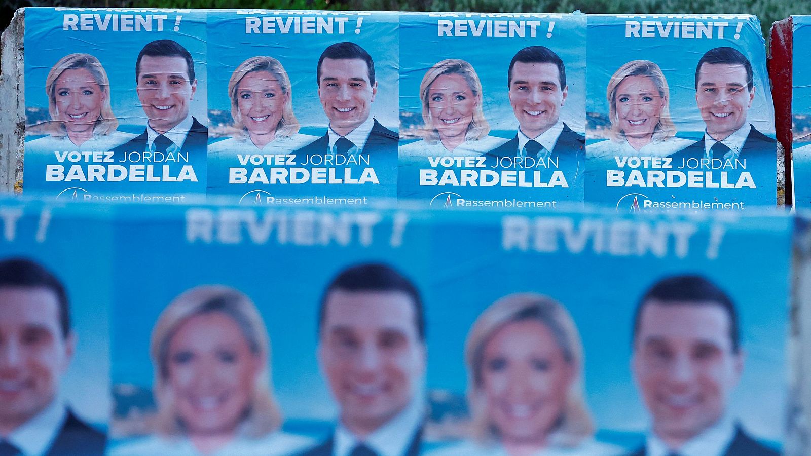 Carteles electorales europeos del partido francés de extrema derecha, Agrupación Nacional, con fotografías de sus líderes, Marine Le Pen y Jordan Bardella