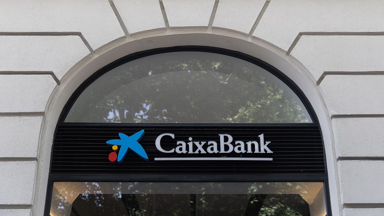 CaixaBank sale de Telefónica al desprenderse del 2,54% de su participación