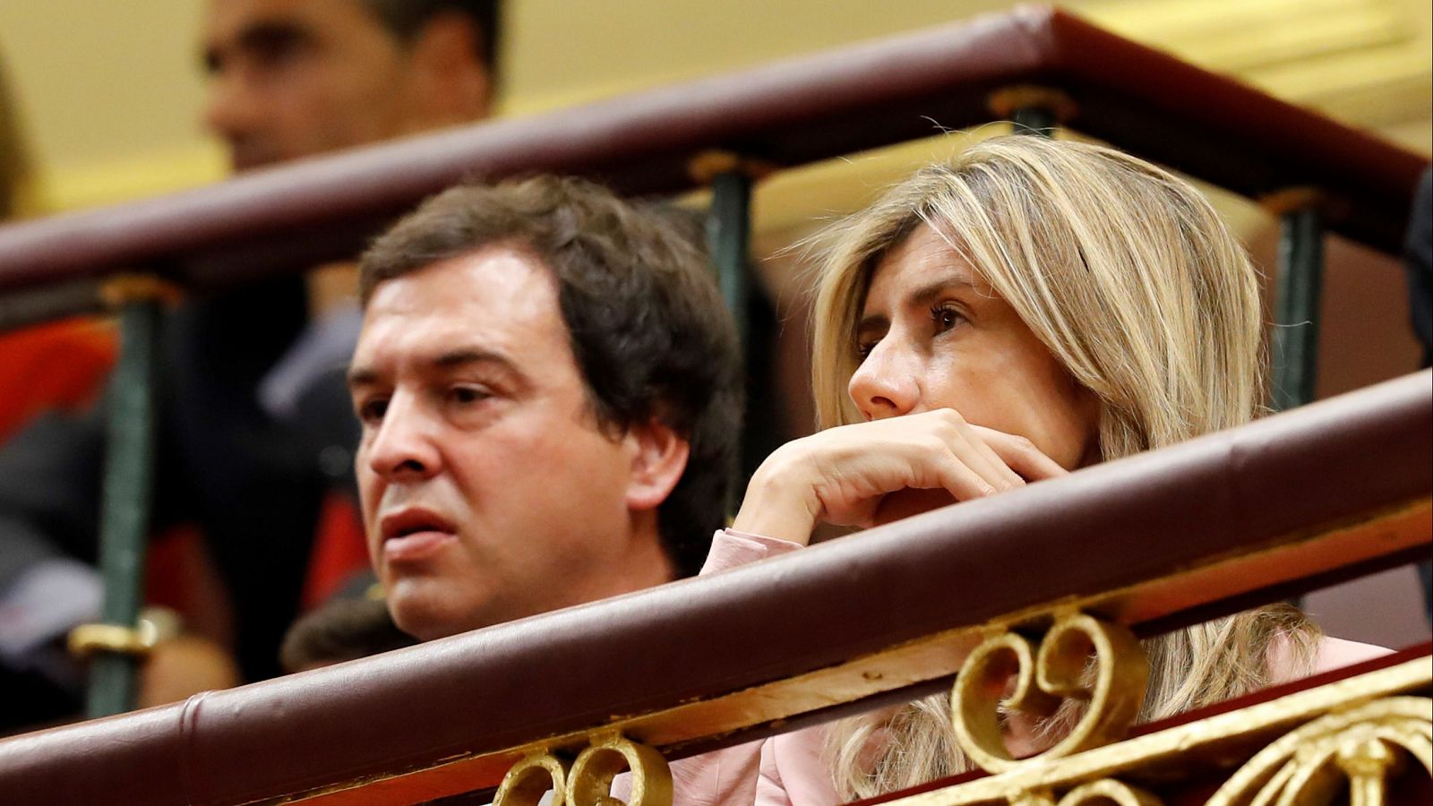 David Sánchez junto a la esposa de su hermano, Begoña Gómez, en la tribuna de invitados del Congreso