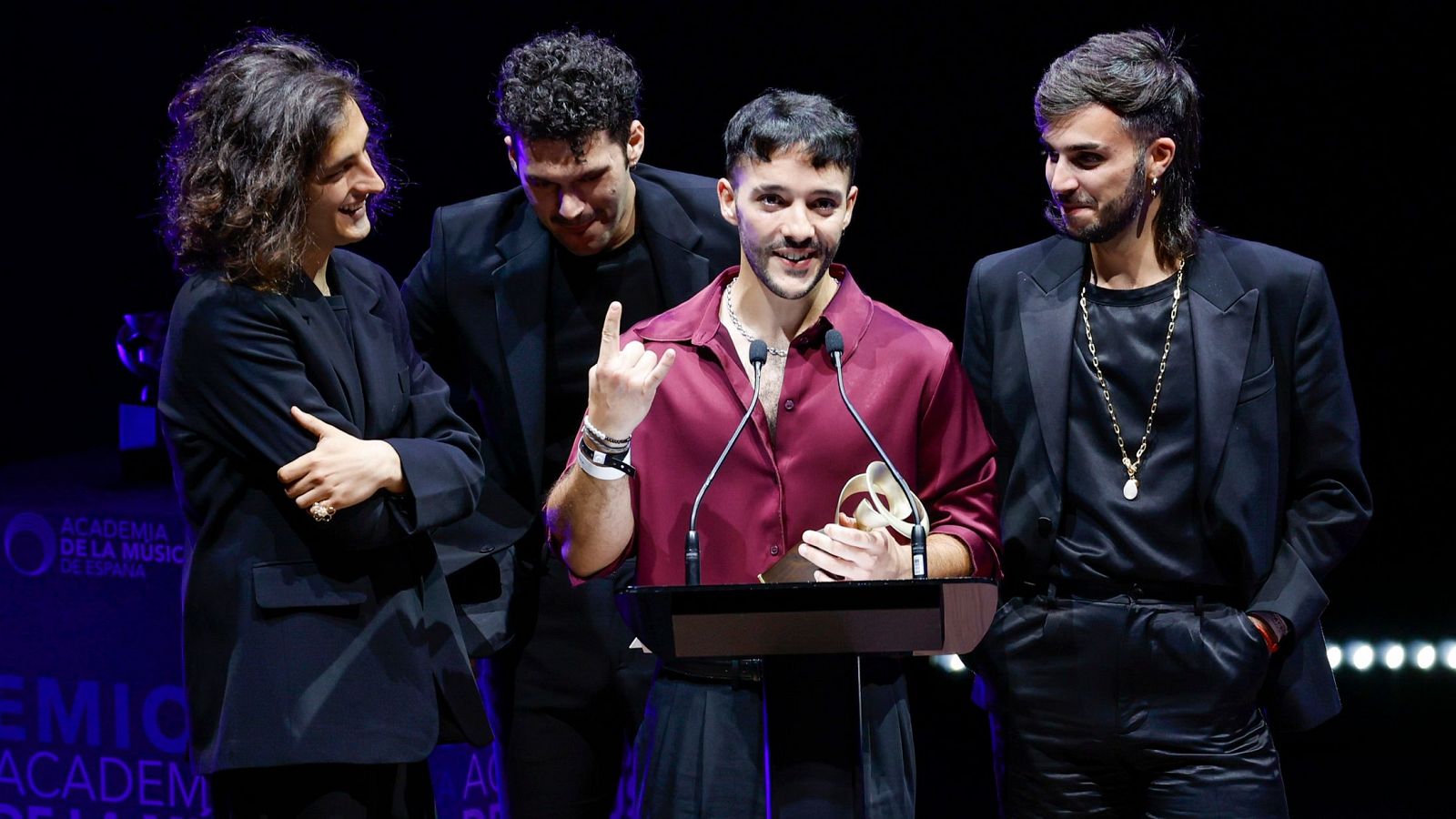 Los miembros de la banda Arde Bogotá durante los Premios de la Academia de la Música de España