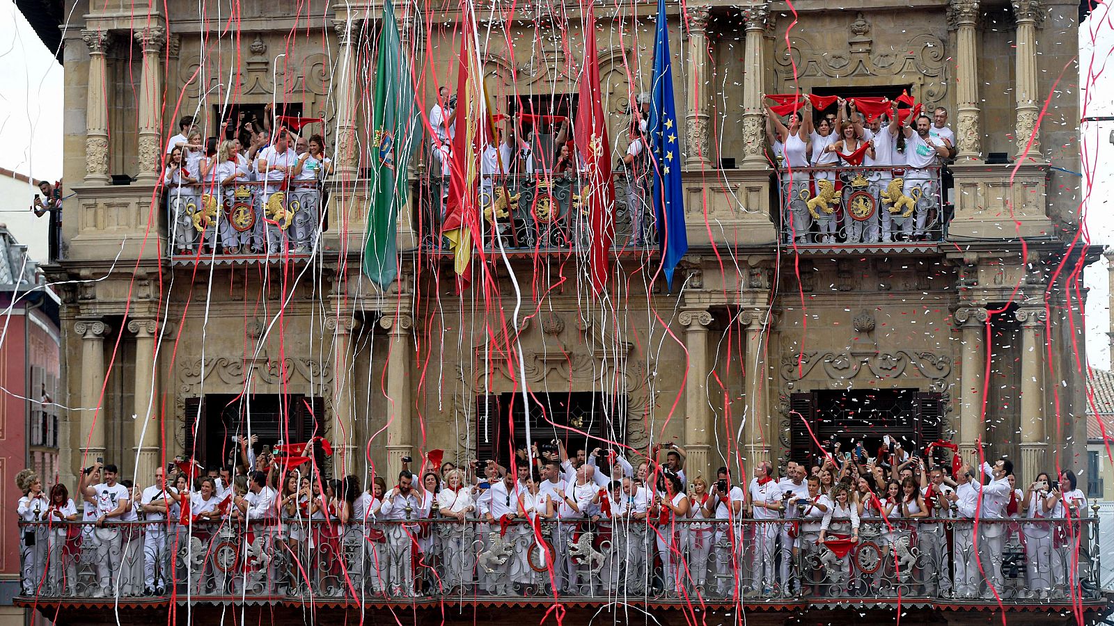 San Fermín 2024: lanzamiento del chupinazo desde el balcón del Ayuntamiento de Pamplona en 2023