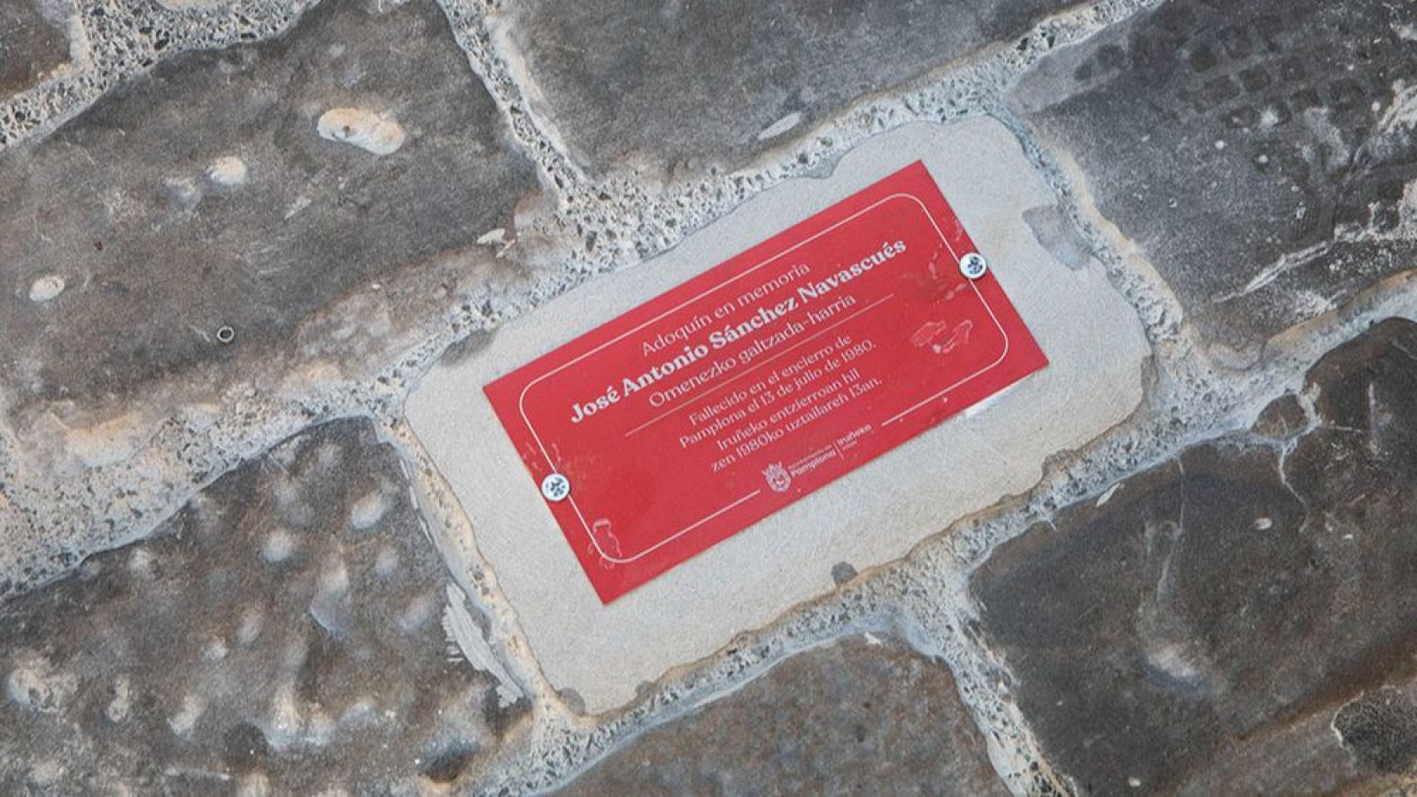 San Fermín: imagen de una placa en homenaje a uno de los corredores fallecidos