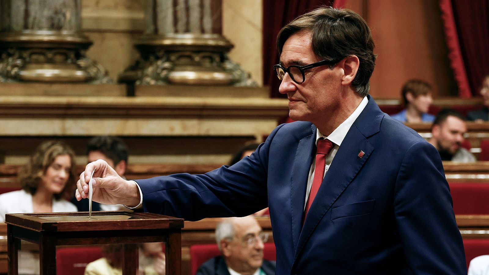 Cataluña: Illa insiste en que no hará president a Puigdemont
