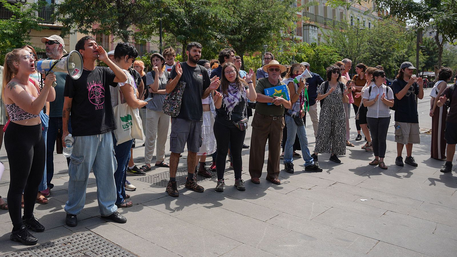 Universidad de Sevilla: Manifestantes piden la dimisión del rector en apoyo de los estudiantes desalojados