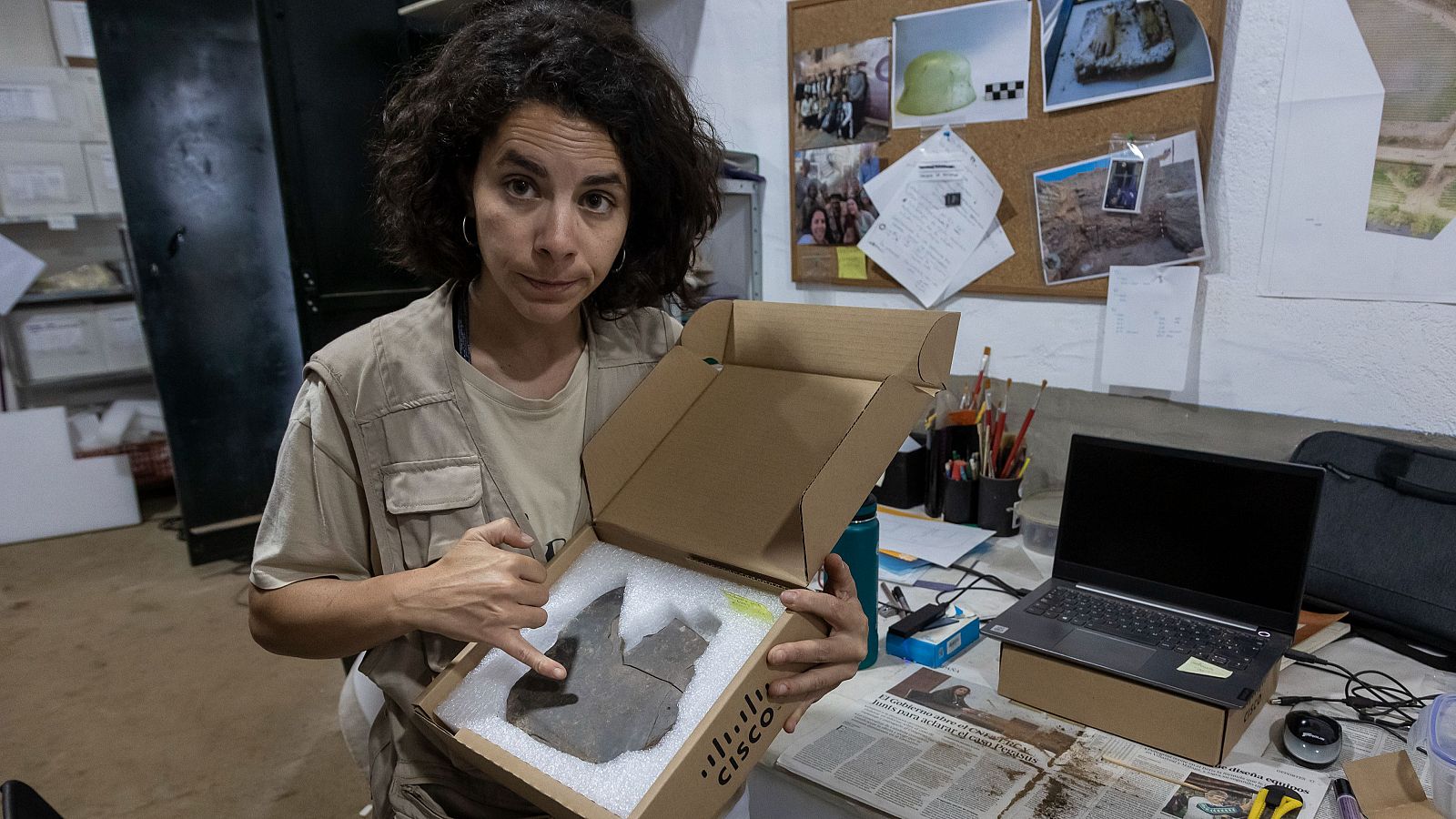 La codirectora de la excavación e investigadora del CSIC, Esther Rodríguez, muestra la tablilla hallada en el edificio tartésico de Casas del Turuñuelo.