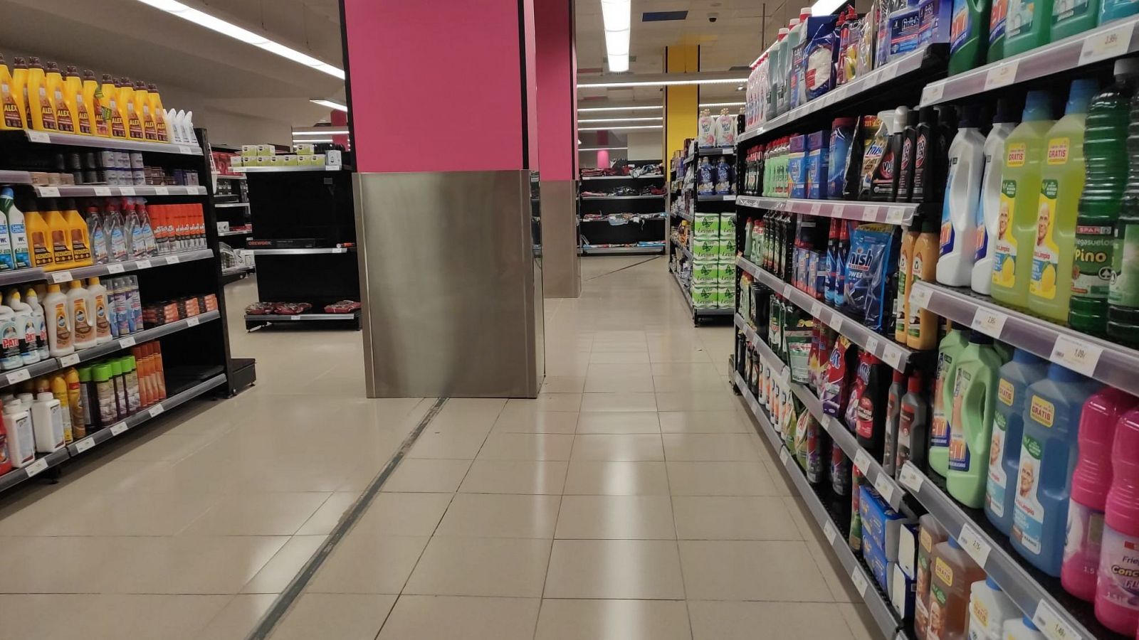 Pasillo de un supermercado de Villaviciosa
