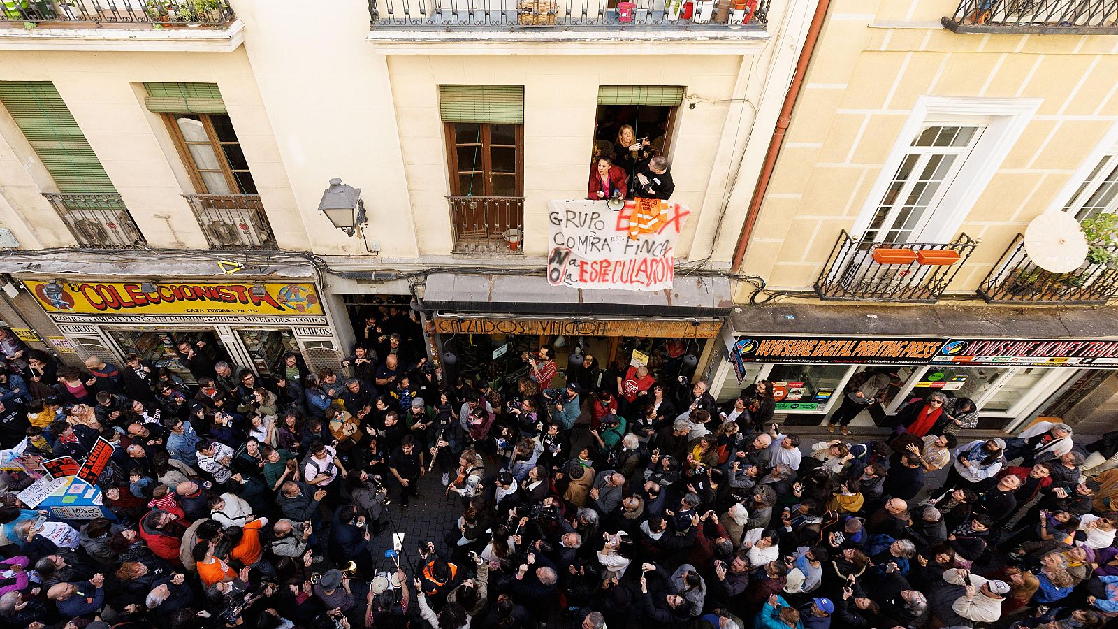 Varias personas protestan en Madrid contra un posible desahucio tras la adquisición de un bloque de viviendas por una Socimi