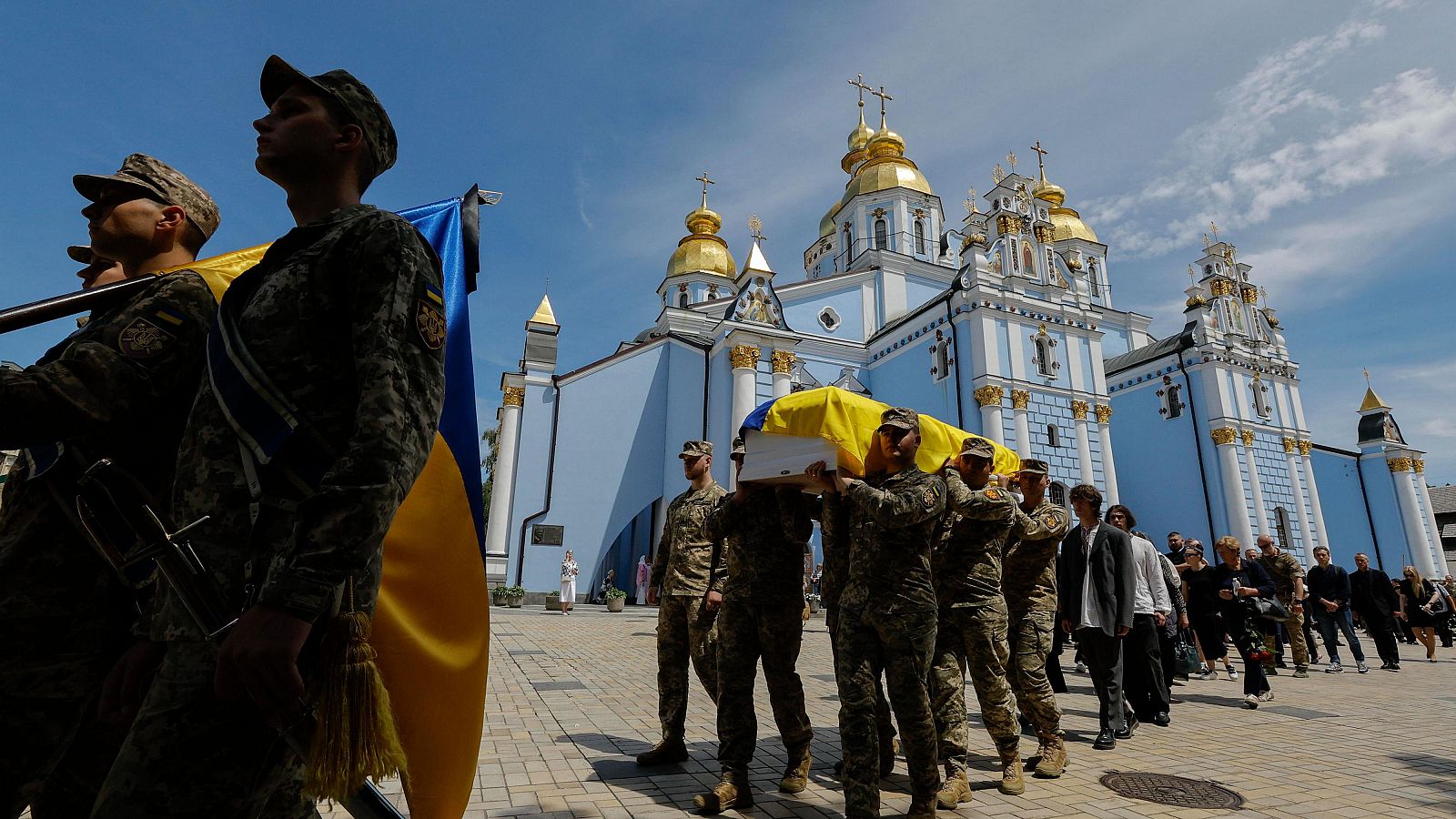 Soldados ucranianos llevan el ataúd de un camarada fallecido durante una ceremonia de despedida en la Catedral de San Mykhailivsky