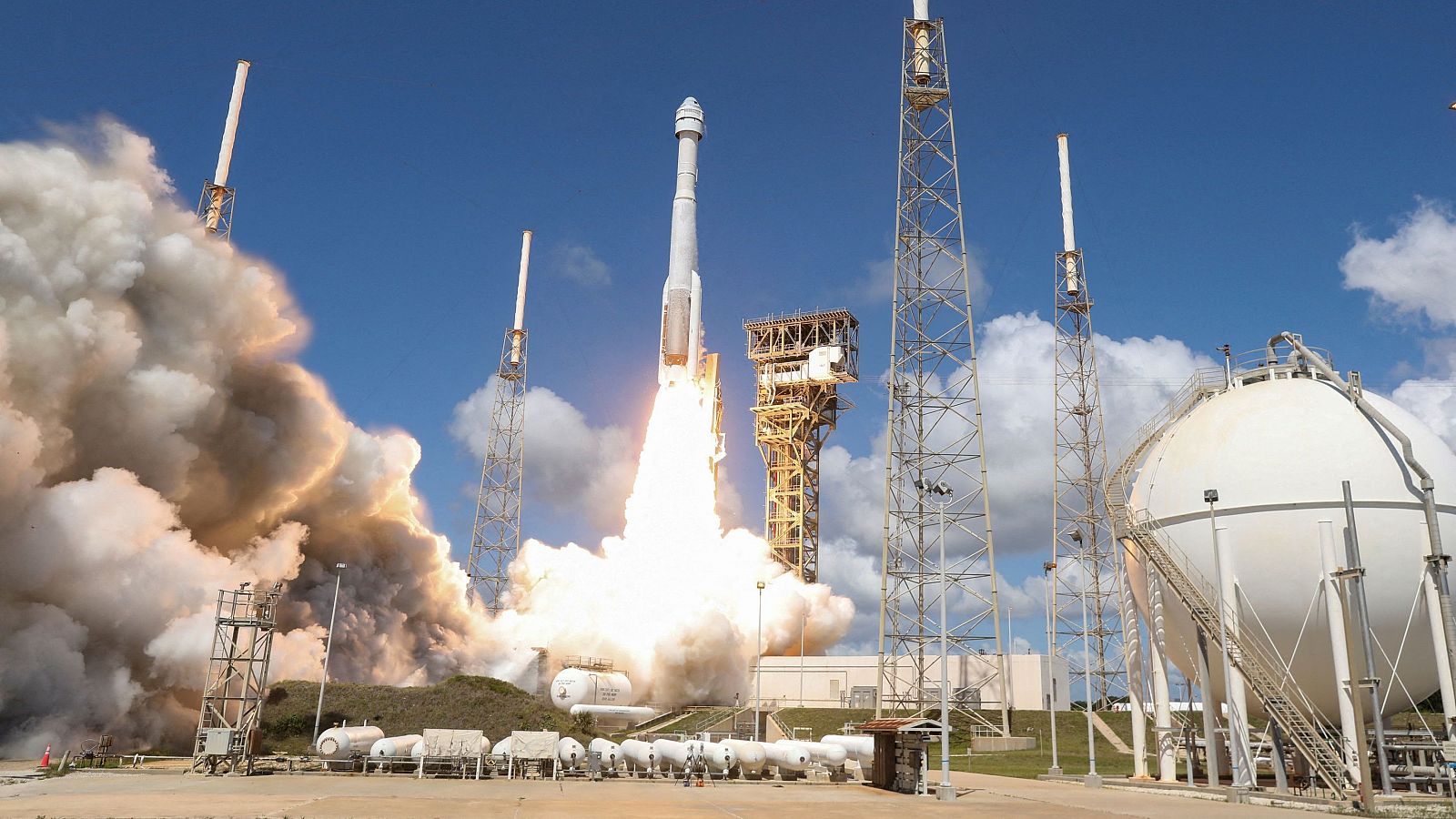 La nave Starliner durante su despegue rumbo a la Estación Espacial Internacional desde Cabo Cañaveral, Florida