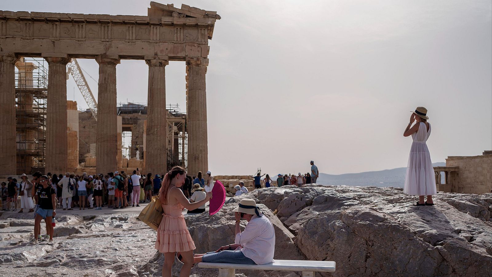 Tusitas visitan la Acrópolis en mitad de la ola de calor